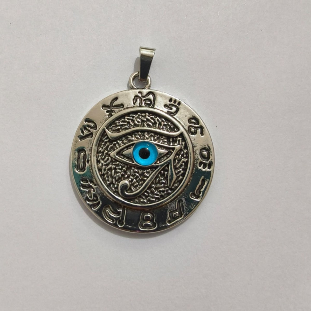 Ancient Egyptian Horus Eye pendant, fashionable, simple, personalized and trendy round plate necklace jewelry wholesale